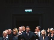 “GRATO” di Ernia: il cerchio di unione di “Per Soldi e Per Amore” (Parte 1) Copertina dell'album per soldi e per amore di Ernia. Ernia al centro vestito d'affari.