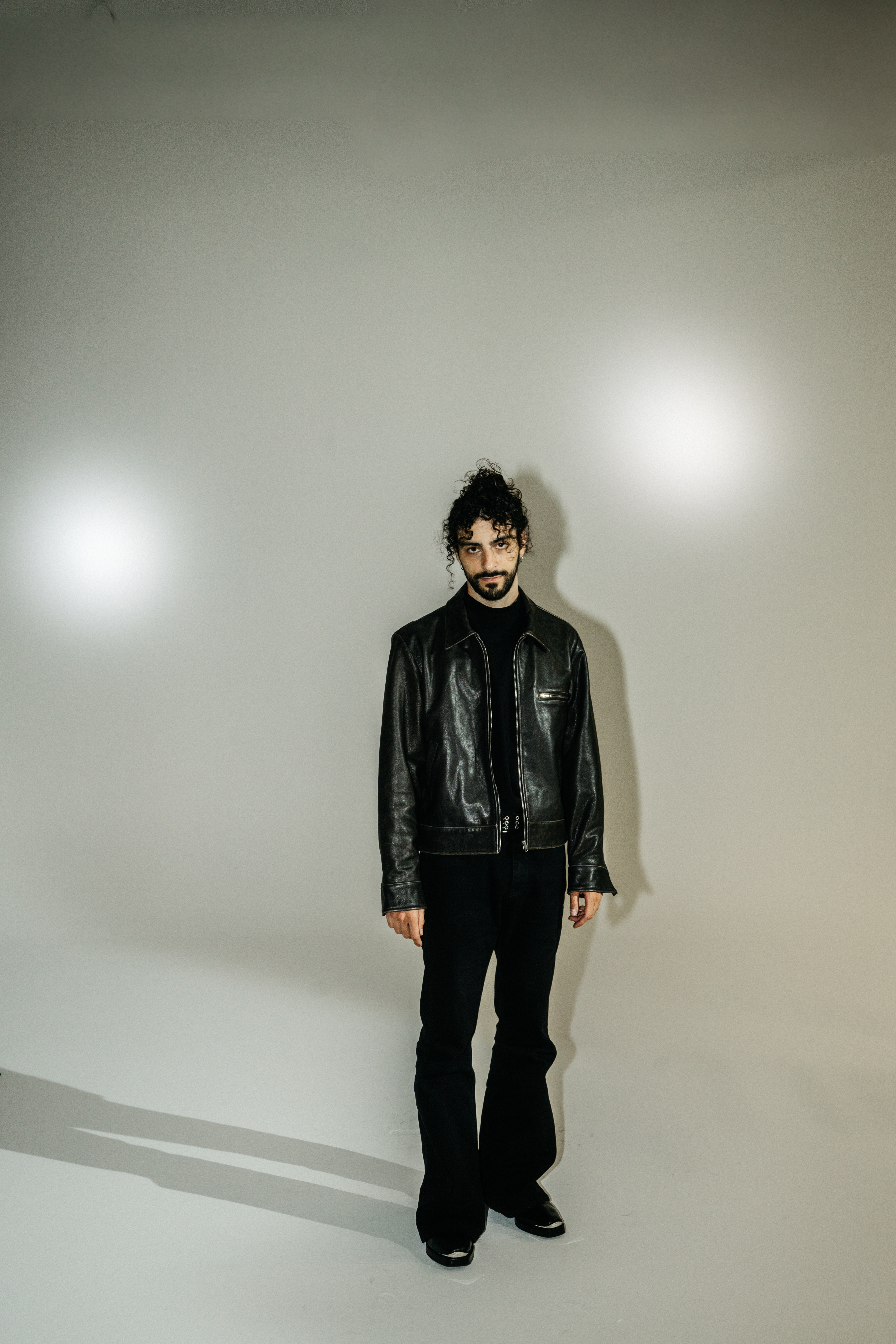 Charlie-Charles_ph.-Enea-Colombi-1 "La bella confusione" di Charlie Charles: la ricerca dell’armonia nella crisi creativa