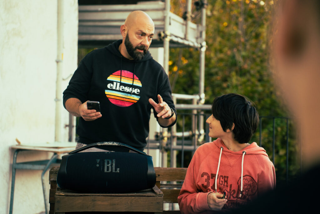 Zuli-con-un-ragazzo-di-Rapterapia-Foto-di-@unotresette-1-1024x683 Rapterapia: l’Università di Torino valida scientificamente il metodo educativo basato sul rap ideato da Zuli