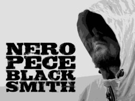 Uomo con cappuccio, stile grunge.