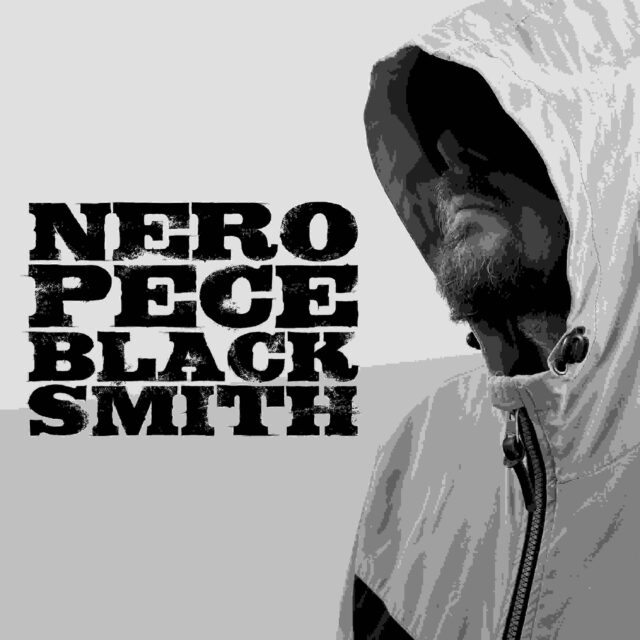 cover_spotify Uomo con cappuccio, stile grunge.