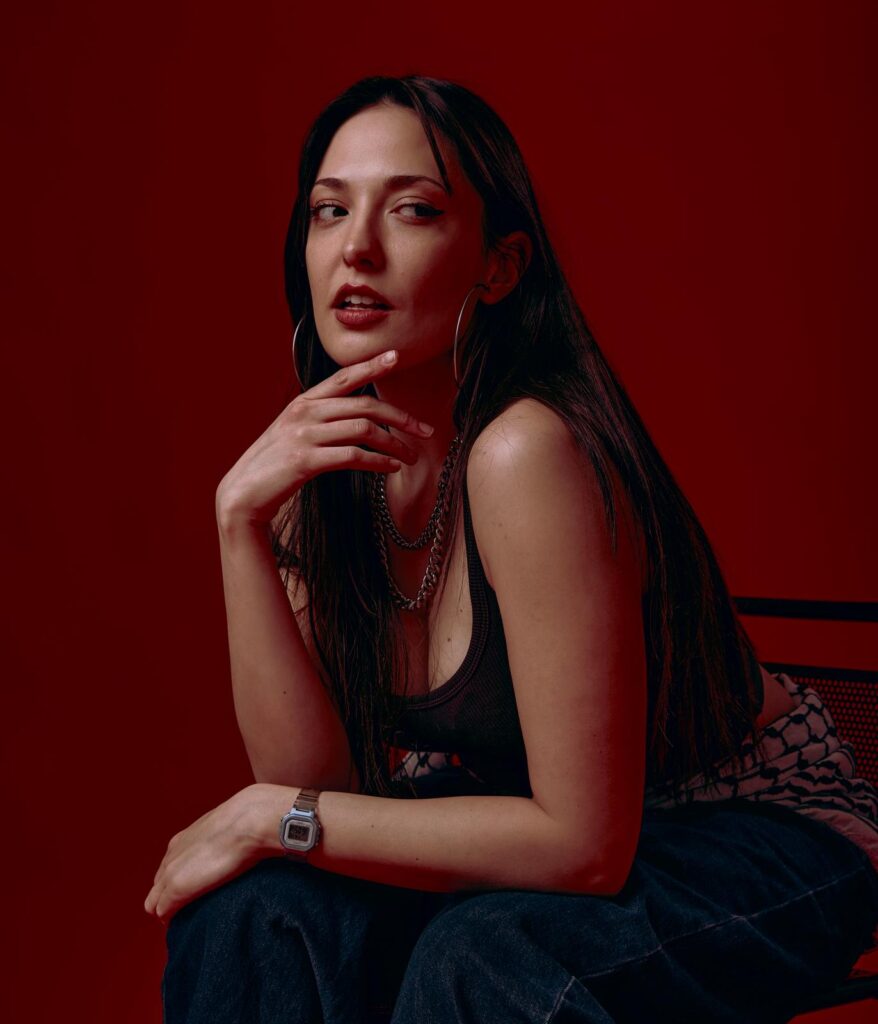 WhatsApp-Image-2026-06-08-at-16.34.44-878x1024 Ellie Cottino: il rap di una donna che non sceglie l'apparenza
